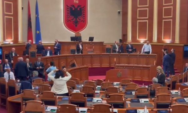 Kaos në Kuvendin e Shqipërisë, opozita përmbys karriget e ministrave, mbyllet seanca