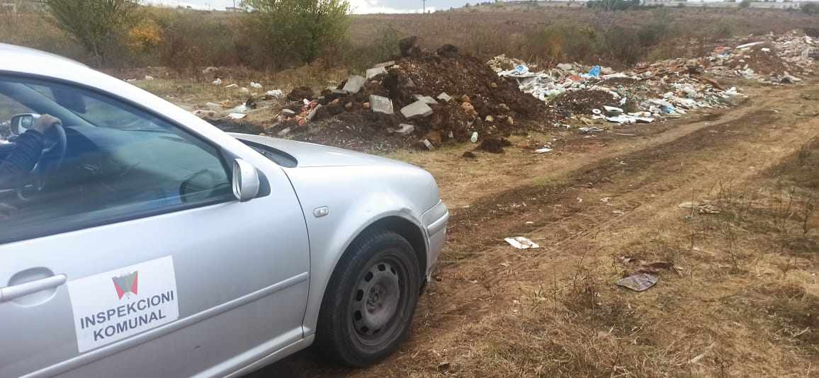 Hodhi mbeturina në hapësirë publike, ndëshkohet një qytetar në Gjilan