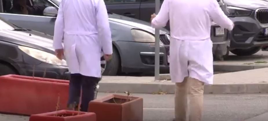 Rrahja në QKUK: Mjekët përgjaken aty ku dhurohet gjaku (VIDEO)