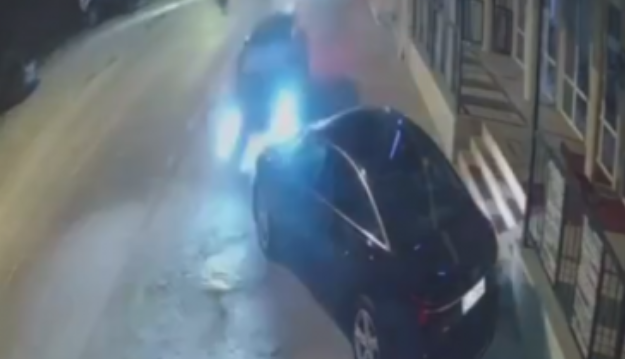 Aksident i tmerrshëm në Ulqin, vetura “merr me vete” veturën e parkuar