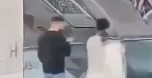 Tronditen qytetarët në një qendër tregtare në Shkup, një person nxjerr armën dhe qëllon dy të tjerë – VIDEO