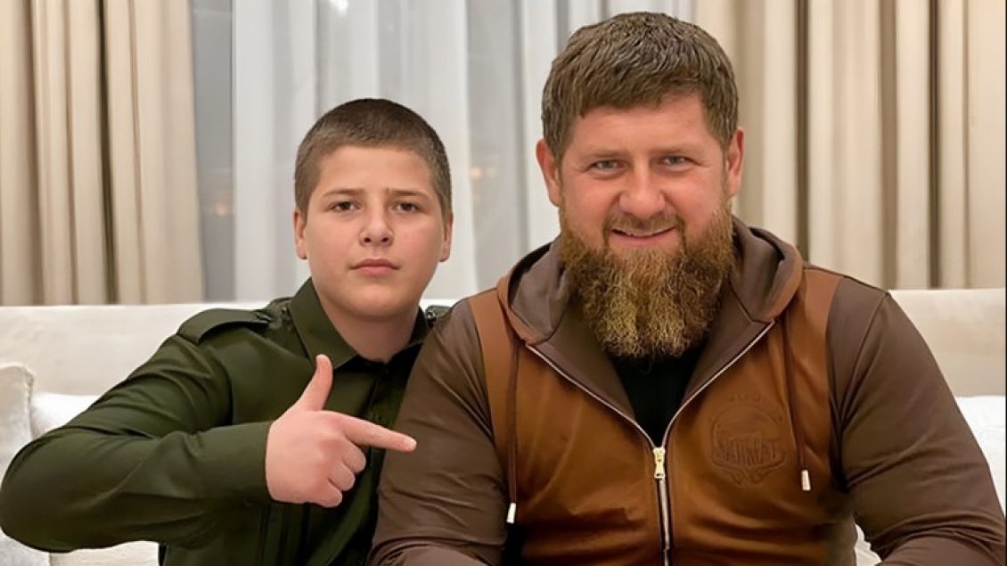 Ndodh edhe kjo: Djali 16-vjeçar i Ramzan Kadyrov emërohet vëzhgues në batalionin e ushtrisë ruse
