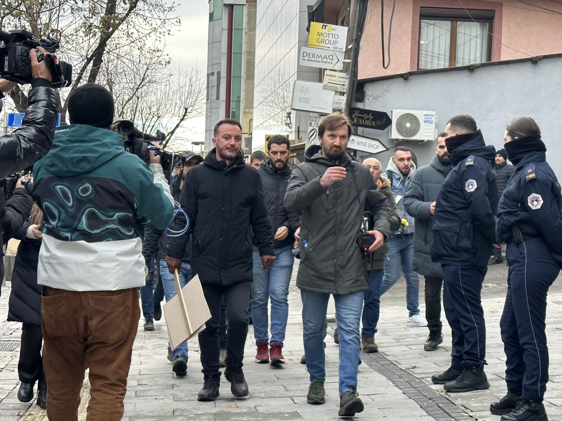 PSD-ja dhe OVL-ja protestojnë, policia e “bllokon” hotelin ku kryetarja e Speciale po mban takim me përfaqësues të shoqërisë civile