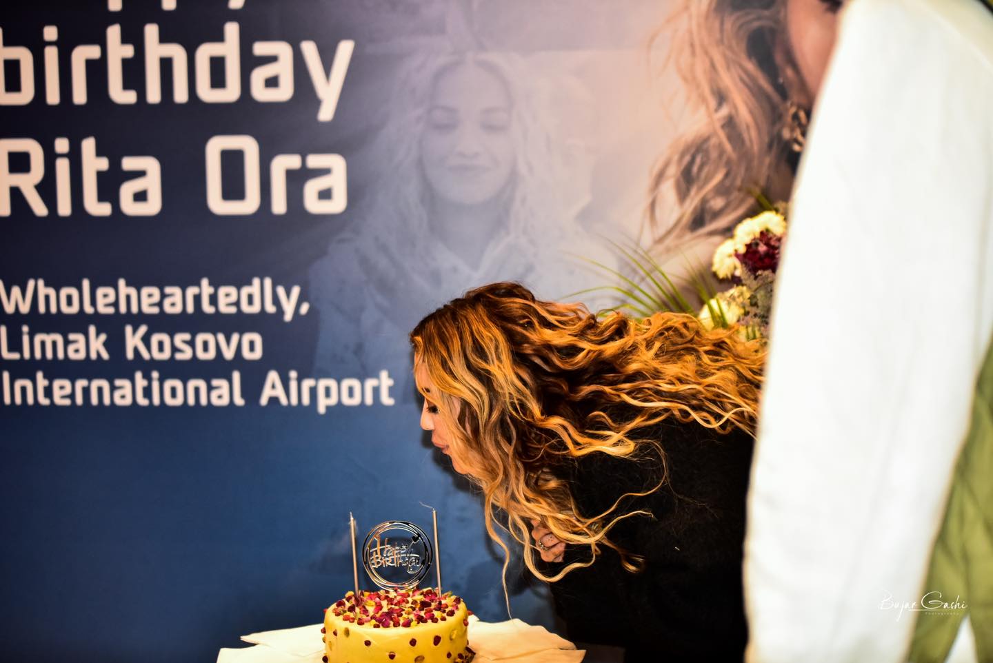 Rita Ora pritet me tortë nga Aeroporti i Prishtinës