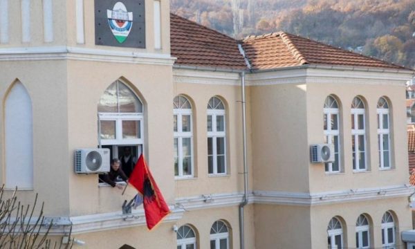 Arifi njofton se sot do të vendoset flamuri shqiptar në objektin e Komunës