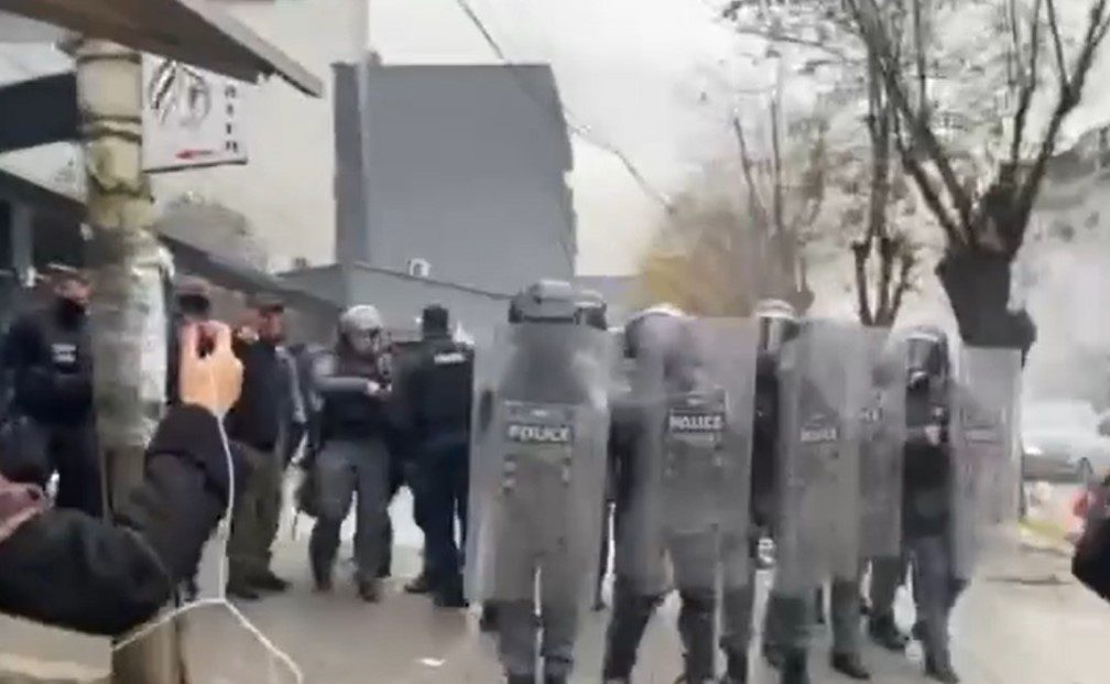 Eskalimi i protestës, alivanoset një gazetar