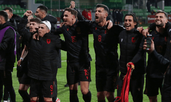 Pamjet nga festa e futbollistëve dhe tifozëve pas kualifikimit të Shqipërisë