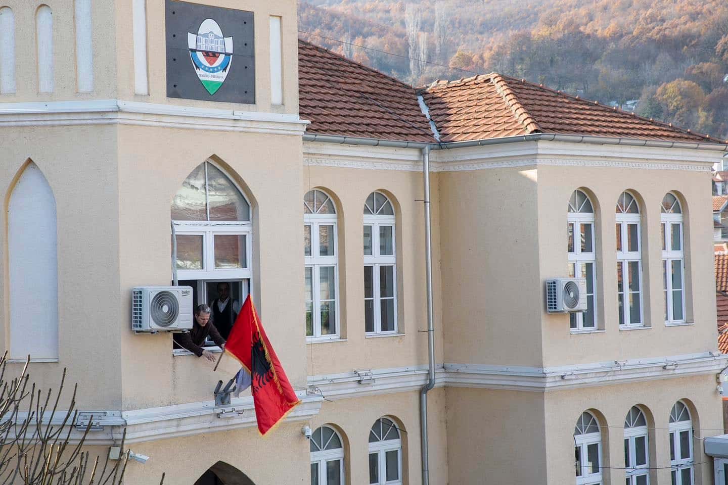 Sot vendoset flamuri shqiptar në objektin e Komunës së Preshevës