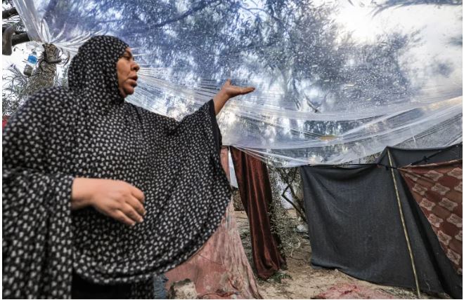 Reshjet e shiut vërshojnë tendat në strehimoret e OKB-së në Gaza