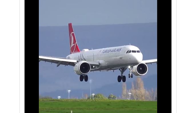 Aeroplani dështon të ulet në tokë në mot me erë (VIDEO)