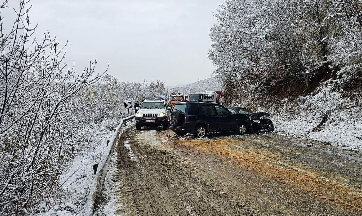 Aksident trafiku në rrugën Prishtinë-Gjilan, lëndohen tre persona