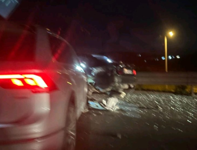 Aksident mes tre veturave në rrugën nacionale Pejë-Prishtinë, lëndohen tre persona