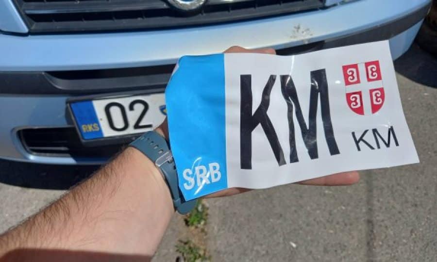 Mbi 800 serbë morën targat “RKS”, kanë edhe një muaj kohë t’i largojnë ilegalet