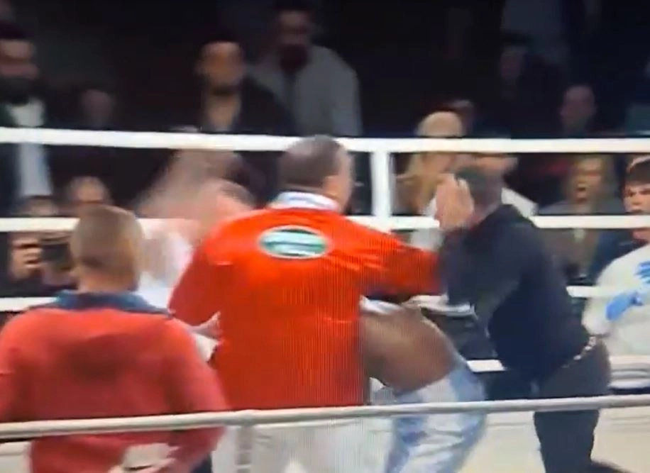 Tifozët rrahin boksierin në ring në Tiranë