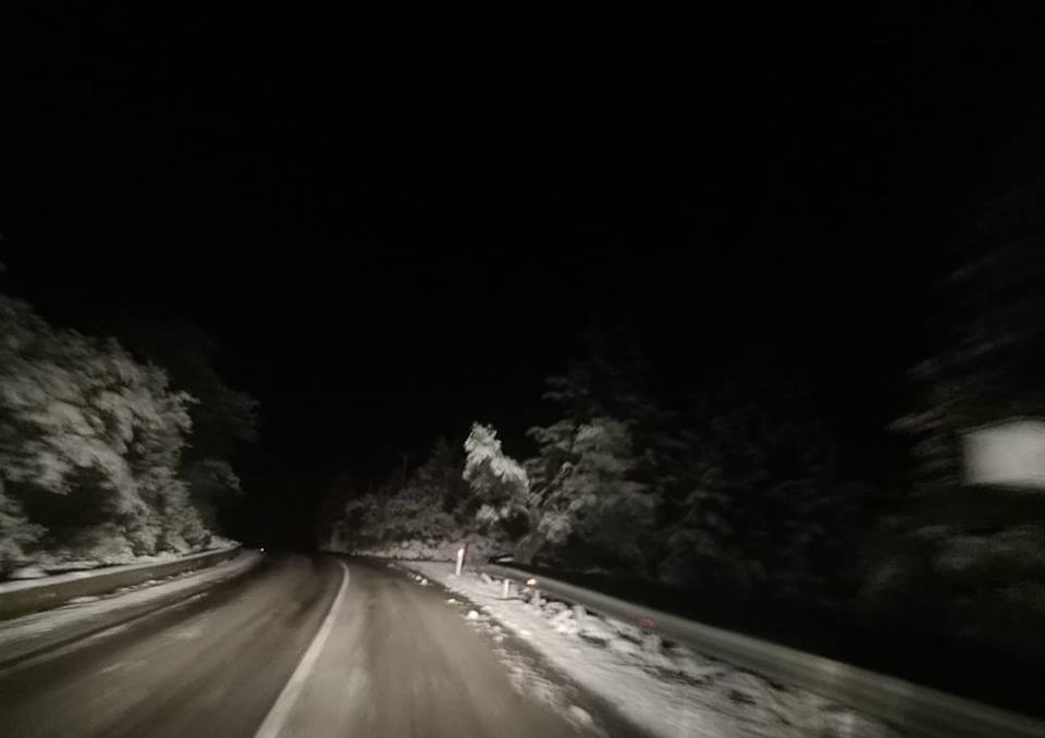 Reshjet e dendura të borës, policia apelon për kujdes të shtuar në trafik