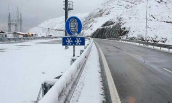 Reshjet e borës: Kjo është gjendja e rrugëve që të shpijnë në pikat e kalimit kufitar