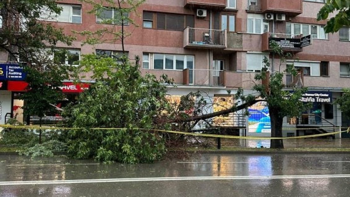 Moti nesër në Kosovë, paralajmërohen erëra të fuqishme dhe dëme materiale