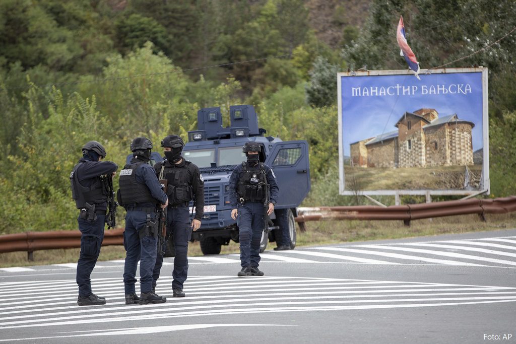 Policia bastis një shtëpi në veri, gjen uniforma policore e ushtarake dhe shok-bombë