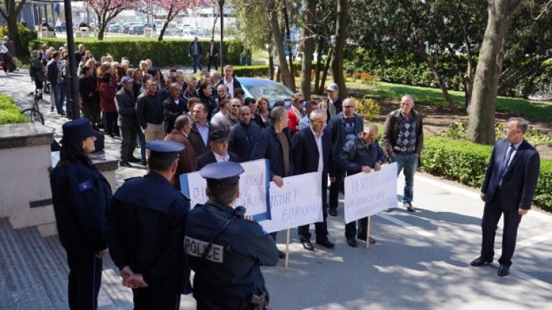 Punëtorët teknikë të QMF-ve dhe të shkollave, të martën protestojnë para Komunës së Prishtinës