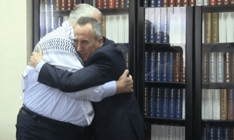 Ambasadori i Palestinës në Serbi i hidhet në përqafim kriminelit të luftës, Sheshel
