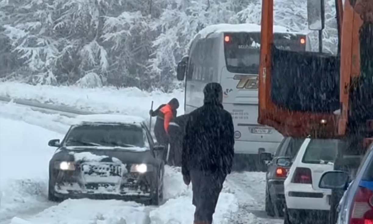 Gjendje e rëndë trafiku në rrugën Zhur-Sharr, veturat mezi kalojnë – VIDEO