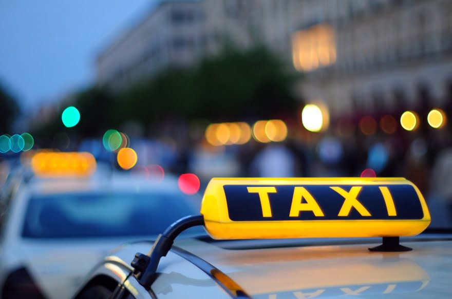 Zbulohet identiteti i taksistit ilegal që dyshohet se ngacmoi seksualisht pasagjeren 22-vjeçare në Fushë Kosovë