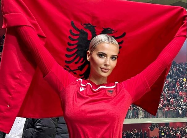 Kush është tifozja bukuroshe shqiptare që tërhoqi vëmendje në stadiumin “Air Albania”?