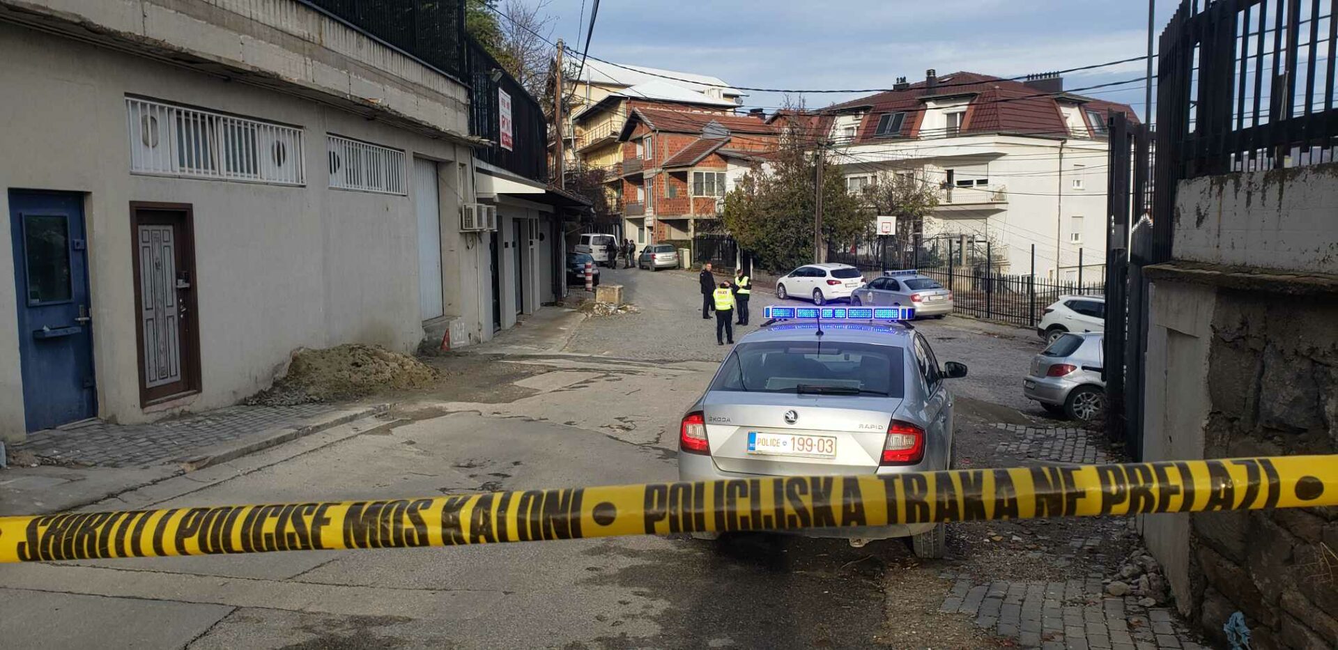 Forenzika në vendin e ngjarjes, mbulojnë trupin e pajetë të grabitësit të vrarë