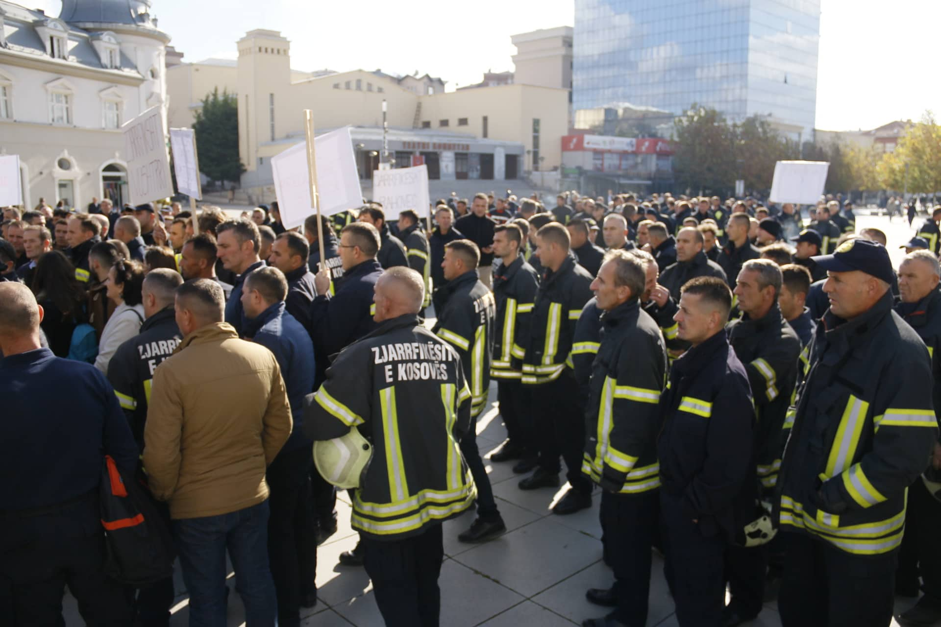 Zjarrfikësit protestojnë para Qeverisë