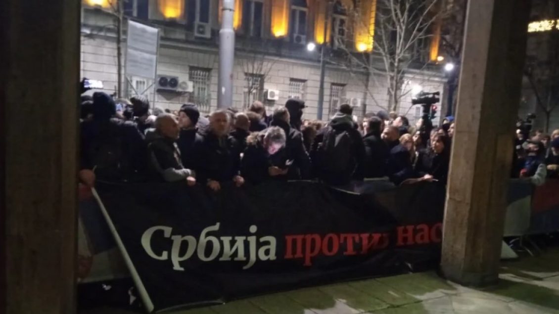 Opozita proteston në Serbi: Kundërshton rezultatet, disa prej tyre futen në grevë urie