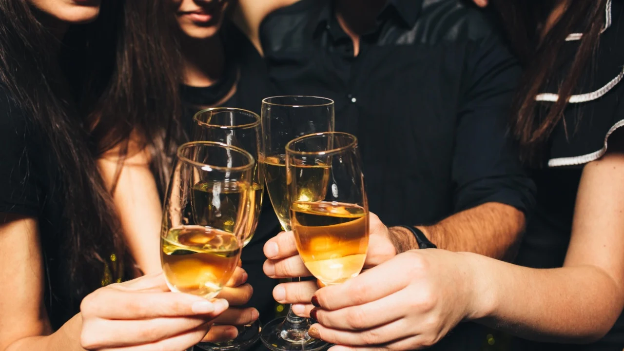 Mos e teproni me alkoolin gjatë festave, zbuloni sa mund të përballojë mëlçia juaj