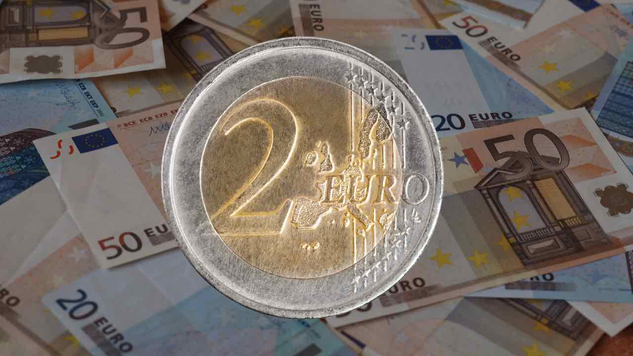 Kujdes: Tregu i Kosovës i mbushur me para false, dy banka dorëzojnë qindra 2-she, 100-she e 50-she të falsifikuara