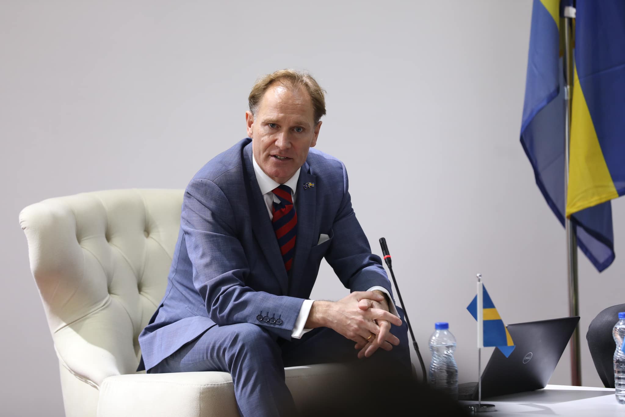 Ambasadori suedez viziton familjen e Liridonës, lavdëron policinë e Kosovës për reagimin e shpejtë