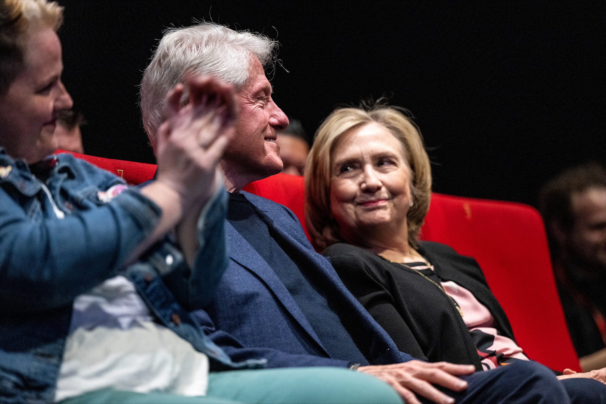Clinton i ftuari i zonjës së tij në Podcast, flasin për Shqipërinë e dalë nga diktatura dhe Kosovën e para/pas luftës