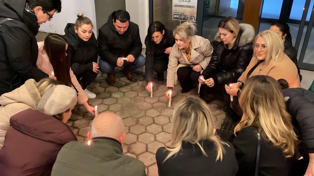 Në Ferizaj ndizen qirinj në nderim të Liridona Ademajt