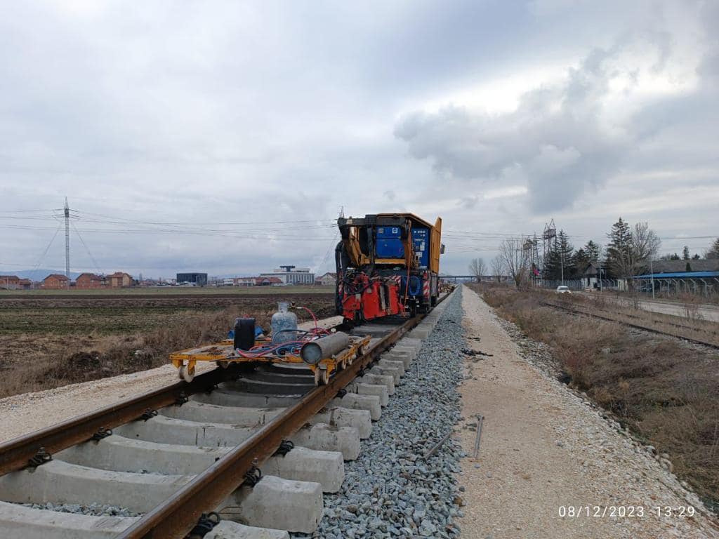 Hekurudha Fushë Kosovë – Mitrovicë po bëhet, ministri del me njoftim