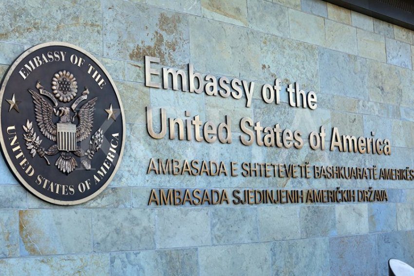 Ambasada e ShBA-së: Qytetarët kanë të drejtë ta kërkojnë tërheqjen e kryetarëve sipas udhëzimit administrativ