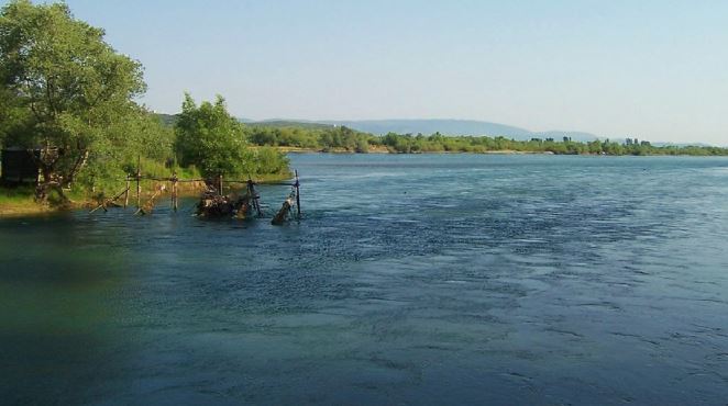 Nëna tenton të hidhet në lumin Buna me katër fëmijët e saj, policia parandalon tragjedinë