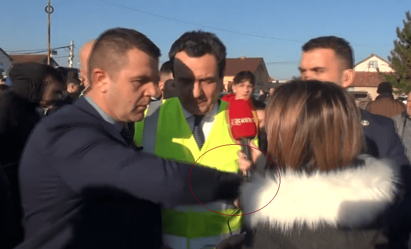 Mbrojtja e afërt me sjellje agresive e largon nga Kurti gazetaren e Klanit shqiptar, ia lëndon dorën (VIDEO)