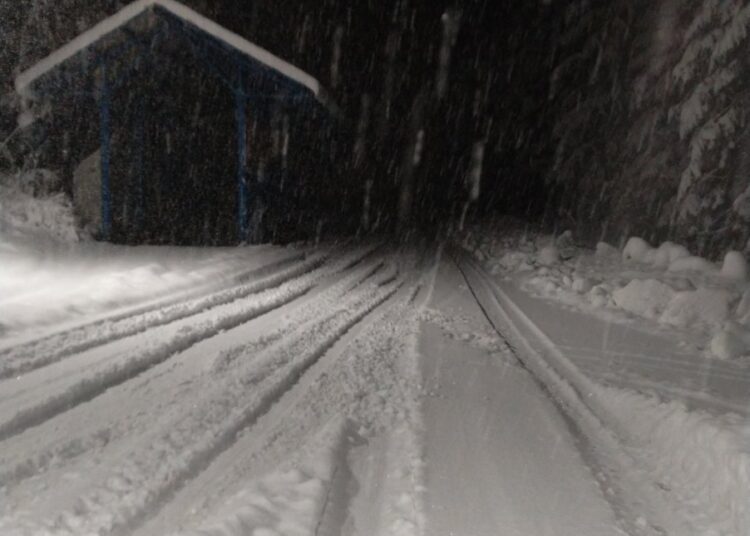 Mos ia mësyeni kësaj pike kufitare, rruga është vështirë e kalueshme nga bora