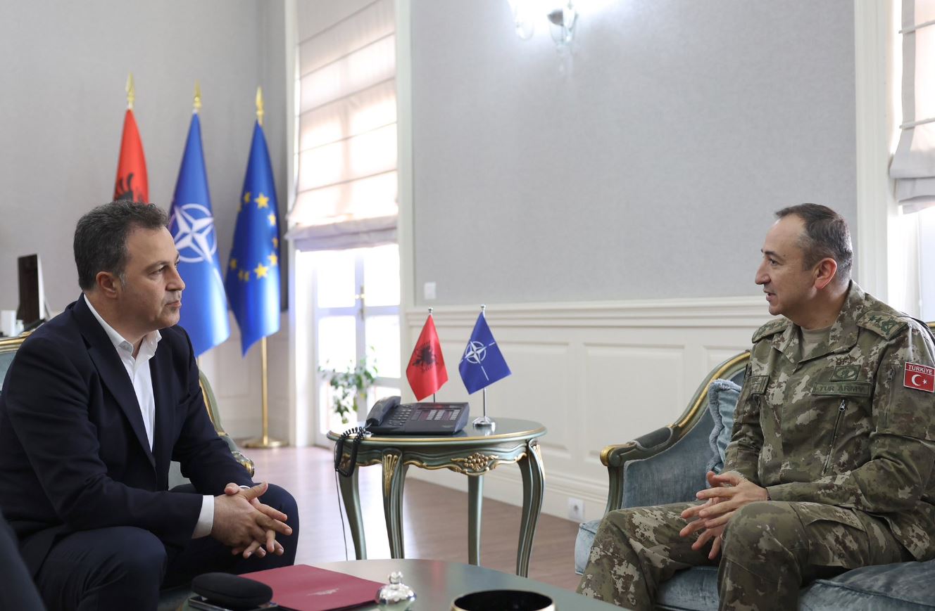 Komandanti i KFOR-it e përfundon vizitën në Shqipëri