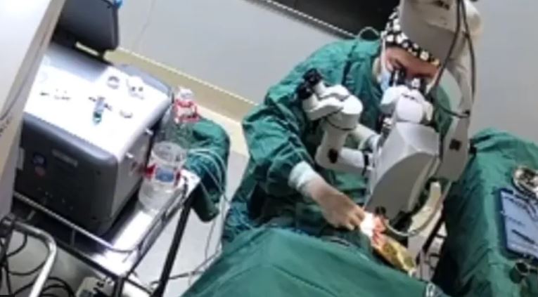 Kinë: Mjeku godet me grusht pacienten derisa ishte duke e operuar