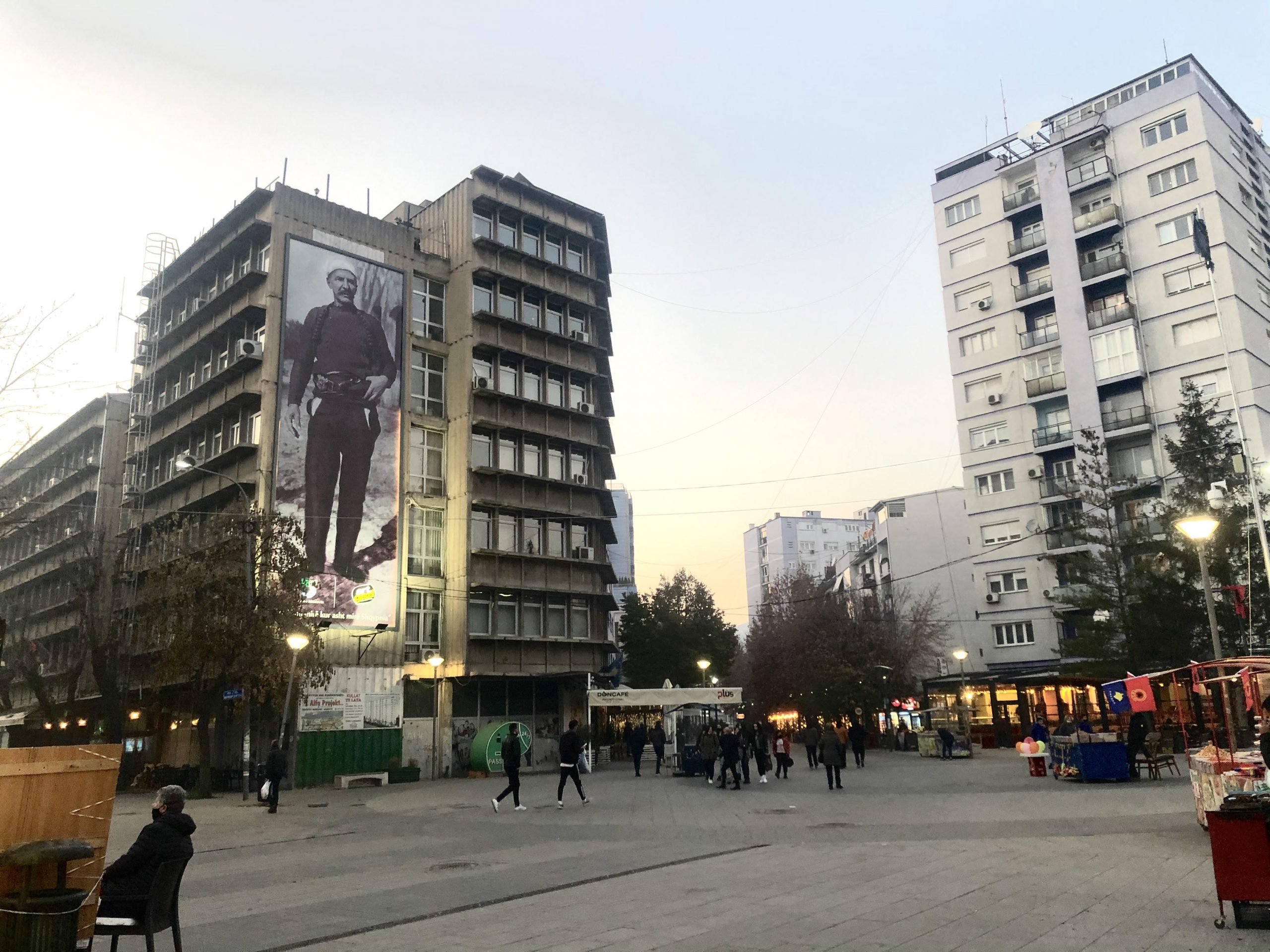 Përleshje mes katër të rinjve në Mitrovicë, të dyshuarit godasin viktimat me shufër metali