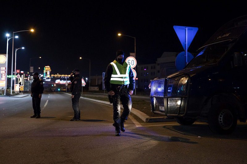 Furgoni me targa gjermane shpërfillë Policinë dhe tenton të ikë, policët e kapin – i gjejnë shoferit armë zjarri