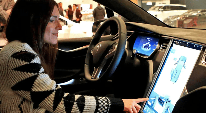 Tesla tërheq dy milionë vetura, shkak defekti i autopilotit