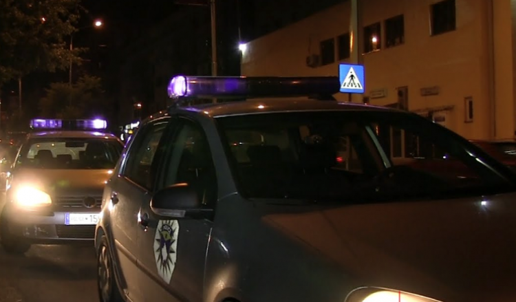 Kërcënohet policja në Prishtinë pasi e bllokoi rrugën me veturë: “Veç je femër se të kisha zhagitë”