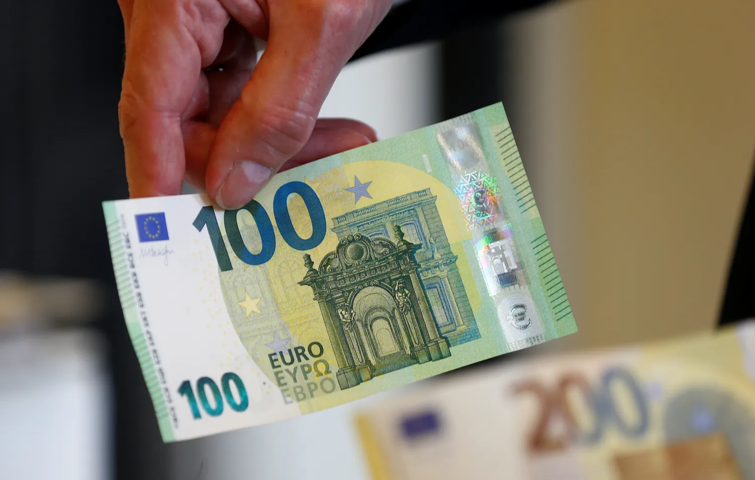 Nga sot euro valuta e vetme për transaksione në Kosovë