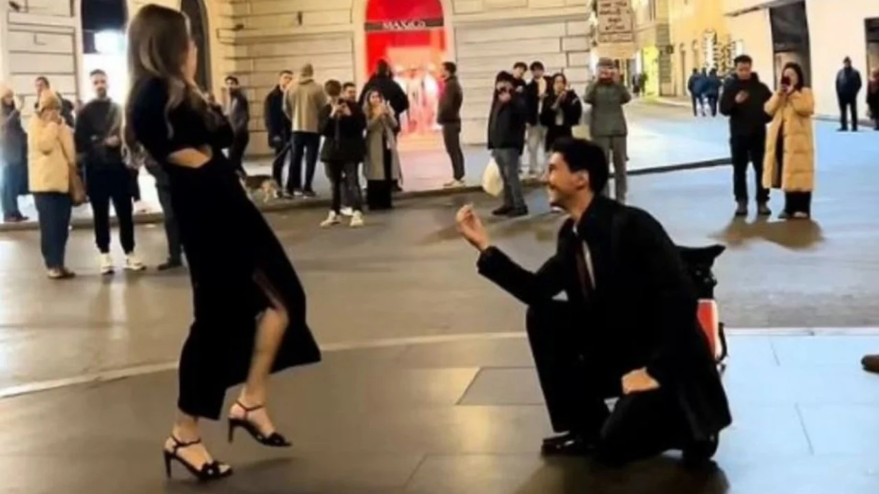 Video virale: E çoi në Romë për t’i propozuar për martesë, ajo i thotë “jo”