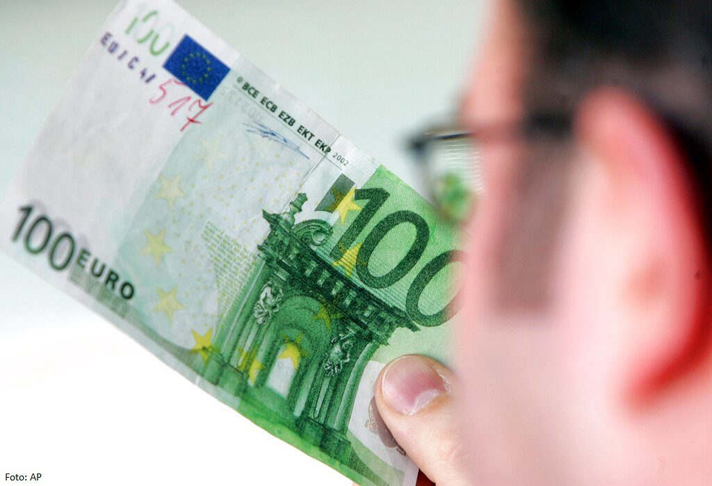 Dorëzohen në bankë 3 mijë euro që dyshohen se janë të falsifikuara, lajmërohet policia