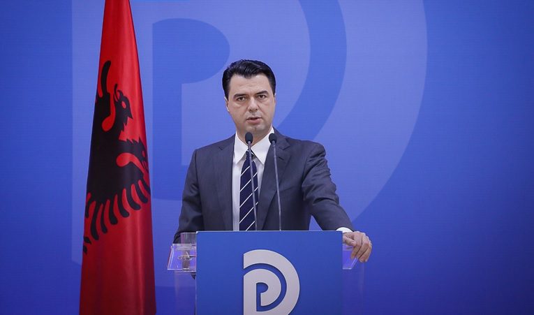 Basha dorëzon në Kuvendin e Shqipërisë amendamentin për 50 milionë euro si ndihmë ushtarake për Kosovën